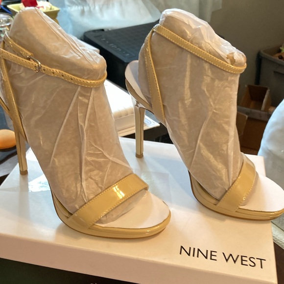 Nine West Shoes - Nine West Ivory Heels Patent Like Texture Size 7